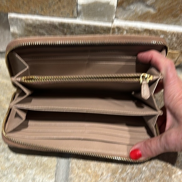 Authentic Prada cameo saffiano full zip bow wallet - Picture 4 of 12
